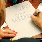 Una persona escribe su testamento