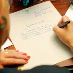 Una persona escribe su testamento