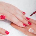 Si las uñas están continuamente tapadas pueden enmascarar enfermedades.