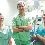 Los doctores Rocío Díez, jefa del Servicio de Anestesia; Francisco Hernández Oliveros, cirujano pediátrico, y Pascual Sanabria, anestesista