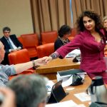 La titular de Hacienda, María Jesús Montero, y el diputado de Compromís Joan Baldoví (i) durante la reunión de la Diputación Permanente. EFE/Juan Carlos Hidalgo