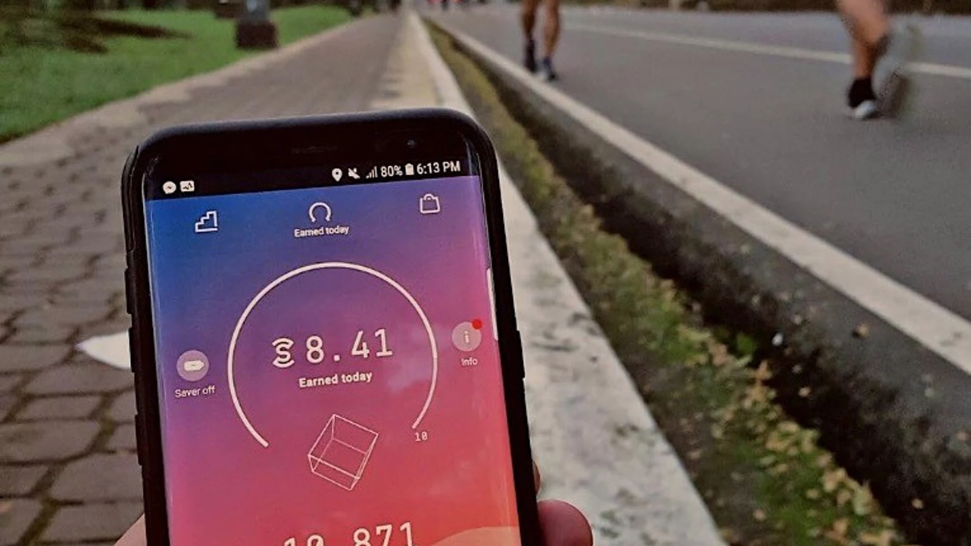 A través de esta aplicación, el usuario puede ganar dinero y premios solamente por caminar