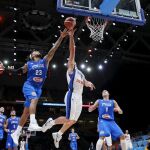 El jugador de israel, Gal Mekel, entra a canasta ante el jugador italiano Daniel Hackett