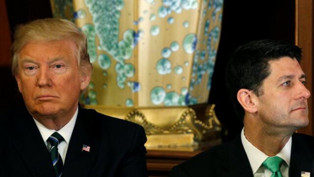 El presidente de Estados Unidos, Donald Trump, junto al presidente de la Cámara de Representantes, Paul Ryan, hoy en Washington.