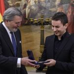 El ministro de Cultura, Íñigo Méndez de Vigo y el piloto Jorge Lorenzo durante la entrega de la Medalla de Oro de la Real Orden del Mérito Deportivo en Madrid.