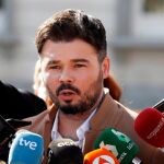 Rufián atendiendo a los medios a su salida del Supremo tras su declaración en el juicio del “procés”