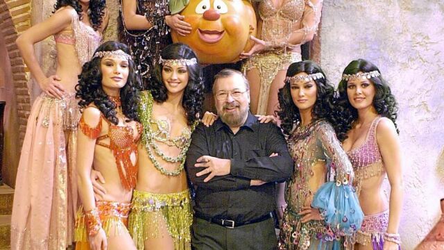 Chicho Ibáñez junto a las azafatas y la mascota del programa, doña Ruperta