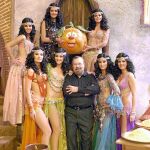 Chicho Ibáñez junto a las azafatas y la mascota del programa, doña Ruperta