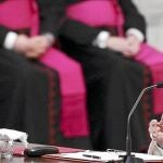 El Papa habla ayer ante el clero romano en el Aula Pablo VI del Vaticano