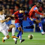 El defensa argentino del Levante Lucas Orban (c) intenta escaparse de Lucas Vázquez (i), del Real Madrid
