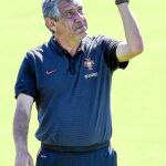 Fernando Santos, técnico de Portugal, gesticula durante el entrenamiento de ayer