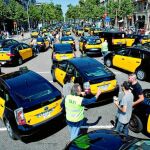 Imagen de una protesta de los taxis cortando la circulación en Barcelona. Foto: Efe