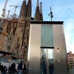El perro estaba en uno de los ascensores que comunica la calle con el vestíbulo.