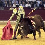 Enrique Ponce en la faena a su segundo toro, de la ganadería Juan Pedro Domecq