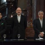 Fotografía cedida por la oficina de prensa de la Universidad Nacional de Rosario (UNR), donde aparecen, desde la izquierda: El vicealcalde de Barcelona, Gerardo Pisarello; el rector de la UNR, Héctor Floriani, y el decano de Ciencia Política y Relaciones Internacionales de la UNR, Franco Bartolacci. Foto: Efe
