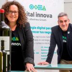 Emiliano Perez Ansaldi, director de Marketing, junto a la CEO Jezabel González Diez. En la imagen inferior, parte del equipo de Vital Innova ejecutando campañas de marketing online para sus clientes