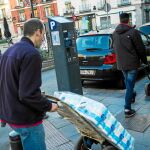 Sobre estas líneas, uno de los parquímetros situados en Madrid Central. Foto: Alberto R. Roldán