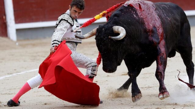 Fernando Robleño durante la faena de muleta, esta tarde en Las Ventas / EFE