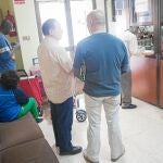 Beneficiarios aguardan su turno.