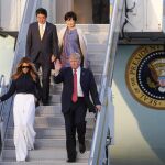 Donald J. Trump saluda junto a su esposa Melania seguidos del primer ministro de Japón, Shinzo Abe y su esposa Akie, a su llegada en el Air Force One a Florida