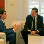 Imagen de archivo de la reunión que mantuvieron tras el 20-D, el presidente del Gobierno en funciones, Mariano Rajoy, y el líder de Ciudadanos, Albert Rivera