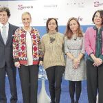 Joaquín Parera, Christine Maier, Javier Sada, Cristina Cifuentes, Blanca Gómez, Berta Barrero, Sofía Azcona, Mercedes Cano y Francisco Marhuenda. A la derecha, la presidenta madrileña durante su intervención