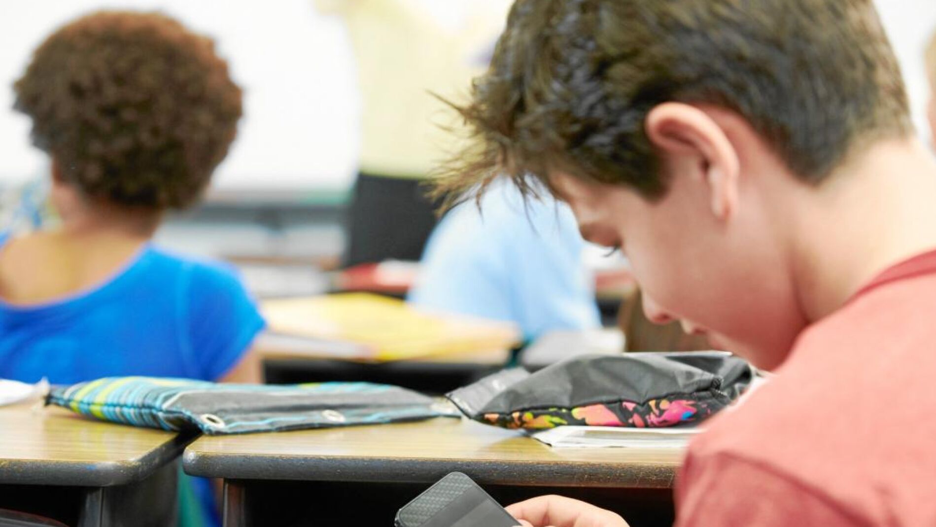 Galicia prohibirá grabar clases sin autorización y limitará el uso del móvil en las aulas con fines educativos hasta 3º de la ESO