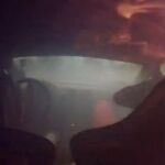 Captura del vídeo donde se ven las llamas dentro del vehículo