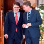 Fernández Mañueco y Javier Lacalle conversan animadamente tras su encuentro en Burgos