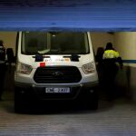 GRAFCAT3484. SABADELL (BARCELONA), 06/02/2019.- Los detenidos por la presunta violación múltiple de una joven de 18 años en Sabadell (Barcelona) llegan en un furgón de los Mossos d'Esquadra a los juzgados de Sabadell donde pasan a disposición del juzgado de instrucción de este municipio que investiga el caso. EFE/Toni Albir