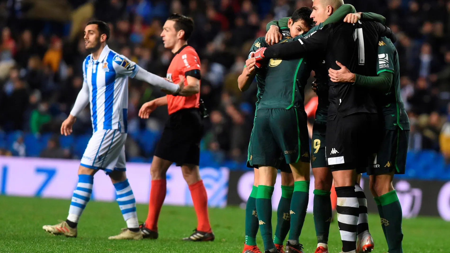 Los jugadores del Betis celebran su clasificación para cuartos de final de la Copa del Rey