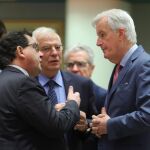 El ministro de Asuntos Exteriores, Josep Borrell con el negociador jefe europeo para el "brexit", Michel Barnier, y con el secretario de Estado español para la Unión Europea, Luis Marco Aguiriano/Foto: Efe