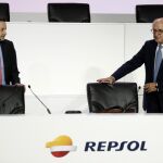 El presidente de Repsol, Antonio Brufau, y el consejero delegado, Josu Jon Imaz, durante la junta general de accionistas de la compañía celebrada hoy en Madrid