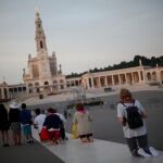 Pereginos llegan de rodillas al Santuario de Fátima, en Portugal.