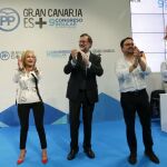 El presidente del gobierno, Mariano Rajoy, y los presidentes del PP de Canarias, Asier Antona (d), y de Gran Canaria, María Australia Navarro (i).