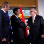 Li Keqiang saluda a Jean-Claude Juncker, ante la atenta mirada de Donald Tusk
