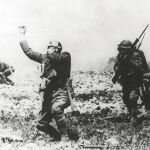 Hace un siglo. Un soldado de Estados Unidos reacciona tras el lanzamiento de armas químicas en una batalla de la I Guerra Mundial/ Foto: Reuters