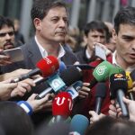 Pedro Sánchezy José Ramón Gómez Besteiro durante la visita realizada a la ciudad de La Coruña