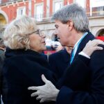 La alcaldesa de Madrid, Manuela Carmena, saluda al presidente madrileño, Ángel Garrido, a su llegada a la plaza Mayor de Madrid para asistir a la tradicional misa en honor a la Virgen de La Almudena