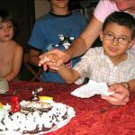 EL ITINERARIO DE LA VIDA DE JULITO incluye cientos de visitas a consultas médicas pero también momentos familiares como el que muestra la imagen, la celebración de su sexto cumpleaños en la que quiso meter la mano en la tarta y le dejaron