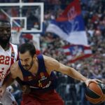 Pau Ribas del barcelona Lassa, ante el jugador del Estrella Roja de belgrado, Charles Jenkins