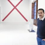 Arriba, Moishan Gaspar en una de las salas de exposiciones de la Fundació Gaspar.