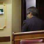 El portavoz del PDeCAT, Francesc Homs (i), durante la sesión de control al Gobierno hoy en el Congreso de los Diputados