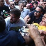 Captura del momento en el que Jair Bolsonaro fue apuñalado en un mitin / Twitter
