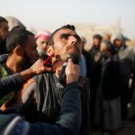 Imagen de un hombre afeitando a uno de los ocupantes del campamento instalado en Hamam al-Alil, al sur de Mosul