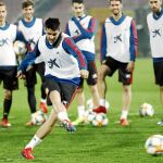 Morata chuta a portería en el entrenamiento de ayer