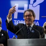 El expresidente de la Generalitat, Artur Mas (c), la ex vicepresidenta Joana Ortega (d), y la ex consellera de Enseñanza Irene Rigau (i)
