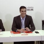 Pedro Sánchez durante la reunión de trabajo con el comité de expertos que colabora en el programa electoral, hoy en Madrid. A su lado, Jordi Sevilla y Meritxel Batet