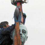 Una estatua de Franco es retirada en Ferrol en el año 2010 para ser trasladada a un almacén / Efe