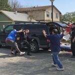 Miembros del Ku Klux Klan se enfrentan con los contramanifestantes en Anaheim